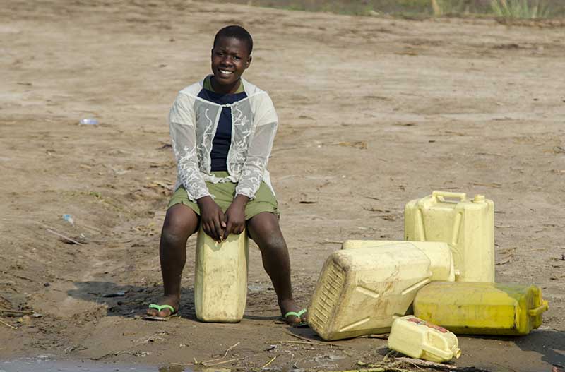 54 - Uganda - lago Bunyonyi - joven